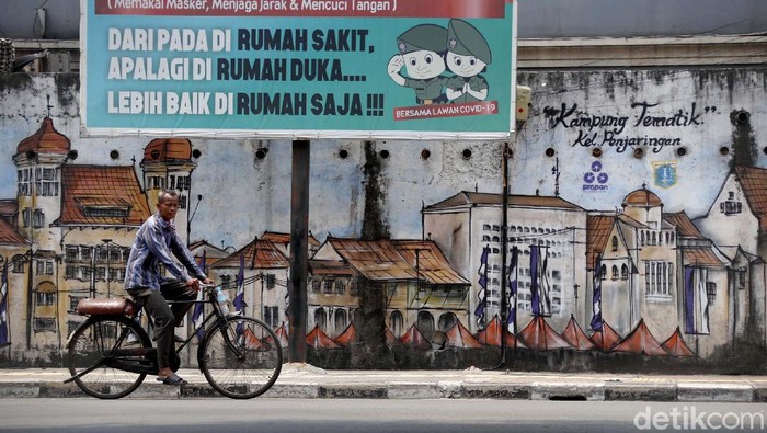 Barisan sepeda kayuh tua terlihat sejak pagi hingga sore hari, di sisi depan stasiun Jakarta Kota. Mereka sudah mangkal sejak puluhan tahun lalu. 

Salah satunya sosok Tamrin (51) berprofesi sebagai tukang ojeg sepeda tua di kawasan Stasiun Jakarta Kota selama 21 tahun.