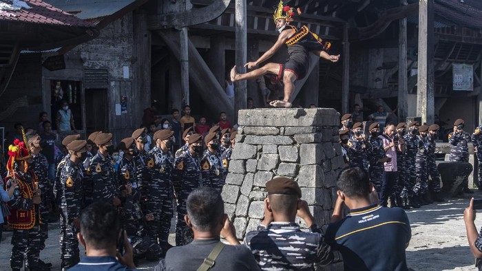 Warga berdiri di dalam rumah ada omo hada di Desa Wisata Bawomataluo, Nias Selatan, Sumatera Utara, Kamis (14/10/2021). Desa wisata Bawomataluo selain menampilkan atraksi lompat batu, juga menyuguhkan gaya arsitektur rumah adat omo hada yang terbuat dari kayu tanpa paku serta situs megalitikum. ANTARA FOTO/Muhammad Adimaja/aww.