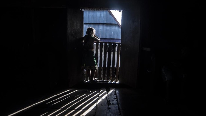 Warga berdiri di dalam rumah ada omo hada di Desa Wisata Bawomataluo, Nias Selatan, Sumatera Utara, Kamis (14/10/2021). Desa wisata Bawomataluo selain menampilkan atraksi lompat batu, juga menyuguhkan gaya arsitektur rumah adat omo hada yang terbuat dari kayu tanpa paku serta situs megalitikum. ANTARA FOTO/Muhammad Adimaja/aww.