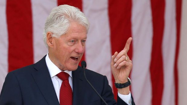 FILE PHOTO: Former U.S. President Bill Clinton speaks during a public memorial for Robert F. Kennedy at the 50th anniversary of his assassination at Arlington National Cemetery, in Arlington, VA, U.S., June 6, 2018. REUTERS/Leah Millis/File Photo