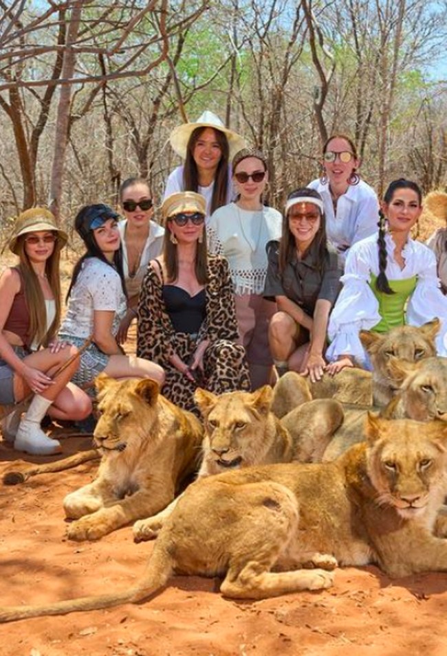 Maria dan Joana melangsungkan rangkaian acara pernikahannya selama lima hari. Sebelum pernikahan, Maria pun menjamu para tamunya dengan berwisata di Zambia. Foto: dok. Instagram/@mariyasolodar