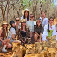 Maria dan Joana melangsungkan rangkaian acara pernikahannya selama lima hari. Sebelum pernikahan, Maria pun menjamu para tamunya dengan berwisata di Zambia. Foto: dok. Instagram/@mariyasolodar