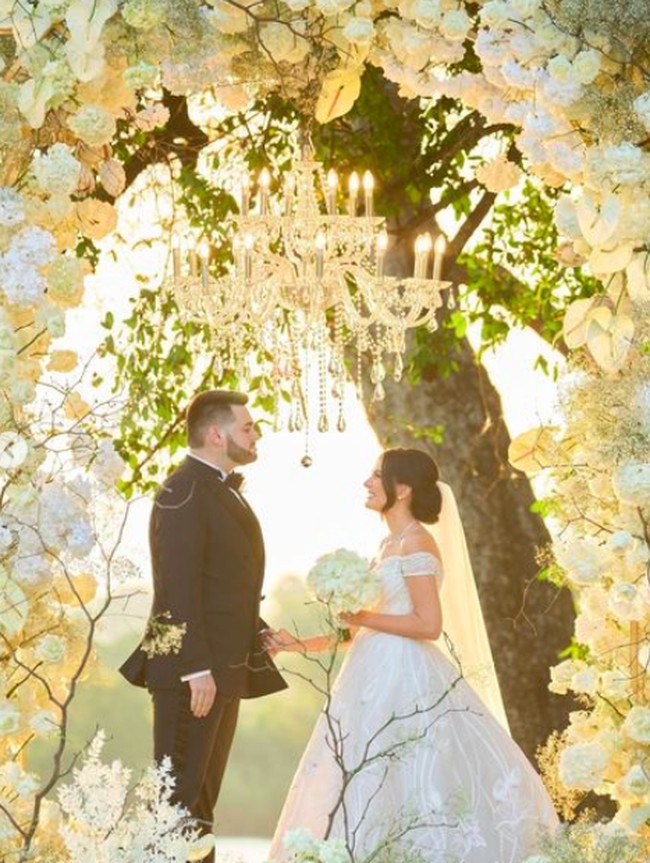 Inilah momen intimasi pernikahan Maria dan Joana. Dekorasi pernikahan mereka dihiasi dengan para bunga. Foto: dok. Instagram/@mariyasolodar