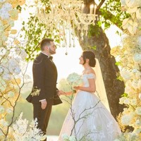 Inilah momen intimasi pernikahan Maria dan Joana. Dekorasi pernikahan mereka dihiasi dengan para bunga. Foto: dok. Instagram/@mariyasolodar