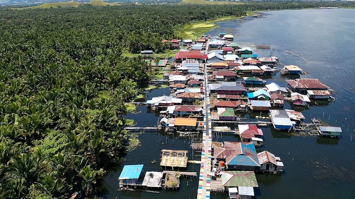 Foto udara perkampungan Yoboi yang berada di pinggir Danau Sentani, Jayapura, Papua.