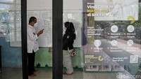 Berbeda dengan mal dan restoran yang sudah diperbolehkan untuk umum, taman kota belum dibuka karena kurangnya petugas pengamanan untuk memonitor masuk-keluar pengunjung.