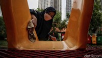 Persiapan yang dilakukan berupa membersihkan area bermain anak.