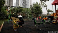 Lalu melakukan pengecatan ulang di area bermain. 
