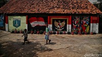 Selain itu pihak Kelurahan Sunter Agung membuat mural di dinding dan di jalan.