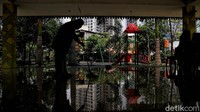 Karena untuk membuat daya tarik warga kembali bermain di RPTRA.