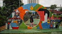 Pengelola membersihkan RPTRA Sunter Muara di kawasan Sunter Agung, Jakarta Utara, Jumat (15/10).