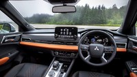 Interior All New Outlander ini pun mendapat sentuhan baru. Terlihat dari desain dashboard, layar multimedia yang baru, layar instrumen kluster yang tampak sangat modern, serta shifter-nya pun mendapat ubahan dari segi desain. Foto: dok. Mitsubishi Motors Corporation
