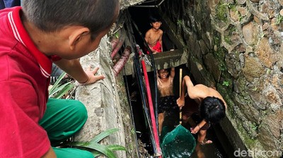 Nekat, Anak-anak Cari Ikan di Selokan Penuh Kabel Optik