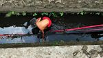 Nekat, Anak-anak Cari Ikan di Selokan Penuh Kabel Optik