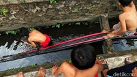 Tanpa rasa takut mereka juga menginjak kabel optik di selokan tersebut.