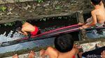 Nekat, Anak-anak Cari Ikan di Selokan Penuh Kabel Optik