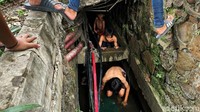 Anak-anak tetap asyik mencari ikan meski di atasnya melintang kabel optik.