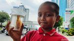 Nekat, Anak-anak Cari Ikan di Selokan Penuh Kabel Optik