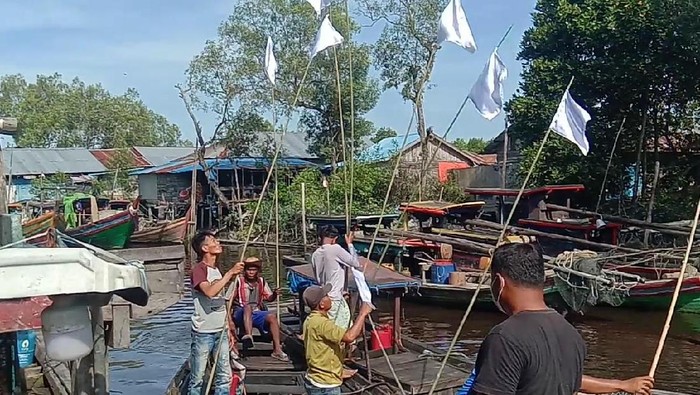 Nelayan di Asahan kibarkan bendera putih gegara BBM langka (dok. Istimewa)