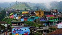 Pesona lanskap rumah-rumah penduduk Dusun Butuh yang seolah bertumpuk di lereng Gunung Sumbing kerap disandingkan oleh para pendaki dengan pemandangan perdesaan Namche Bazaar di Nepal yang berlokasi di Pegunungan Himalaya, hingga terciptalah julukan Nepal van Java ini pada 2019.