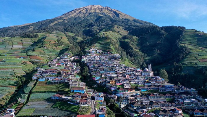 Nepal Van Java yang Kian Berwarna-Jadi Perbincangan Dunia Dusun Butuh yang berada di ketinggian 1600 meter di atas permukaan laut kini menjadi semakin berwarna dan indah, tak heran wilayah tersebut kini disebut Nepal Van Java.
Ini menjadi dusun tertinggi yang ada di Kabupaten Magelang, Jawa Tengah. Dulu, dusun yang terletak di Desa Temanggung, Kecamatan Kaliangkrik ini hanyalah jalur perlintasan biasa yang dilalui para pendaki Gunung Sumbing.