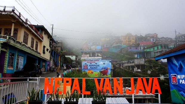 Nepal Van Java yang Kian Berwarna-Jadi Perbincangan Dunia Dusun Butuh yang berada di ketinggian 1600 meter di atas permukaan laut kini menjadi semakin berwarna dan indah, tak heran wilayah tersebut kini disebut Nepal Van Java. Ini menjadi dusun tertinggi yang ada di Kabupaten Magelang, Jawa Tengah. Dulu, dusun yang terletak di Desa Temanggung, Kecamatan Kaliangkrik ini hanyalah jalur perlintasan biasa yang dilalui para pendaki Gunung Sumbing.