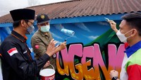 Menyulap Dusun Butuh agar tampak lebih berwarna itu berkat kerjasama warga dusun dan pemerintah setempat yang mulai berbenah. Bak gayung bersambut, pihak swasta Nippon Paint pun turut berpartisipasi melalui pengecatan rumah-rumah warga hingga Nepal van Java menjadi perbincangan di dunia maya karena menjadi instagramable dan kekinian.