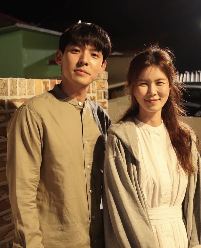 Selain Hong Du Sik dan Yoon Hye Jin, ada pasangan yang tak kalah gemas dalam Hometown Cha Cha Cha. Pyo Mi Seon, yang diperankan oleh Gong Min Jeung, meluluhkan hati Choi Eun Chul yang kikuk. Foto: dok. Instagram greengreen_j