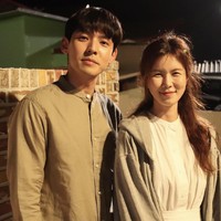 Selain Hong Du Sik dan Yoon Hye Jin, ada pasangan yang tak kalah gemas dalam Hometown Cha Cha Cha. Pyo Mi Seon, yang diperankan oleh Gong Min Jeung, meluluhkan hati Choi Eun Chul yang kikuk. Foto: dok. Instagram greengreen_j