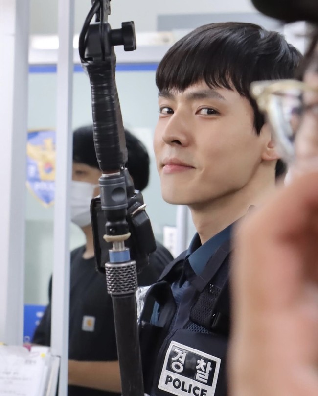 Bintang Hometown Cha Cha Cha ini membuat penonton jatuh hati dengan perannya sebagai polisi Gongjin, Choi Eun Chul. Nama Kang Hyung Suk pun mulai banyak dikenal penonton mancanegara. Foto: dok. Instagram kanghyungsuk_