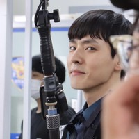 Bintang Hometown Cha Cha Cha ini membuat penonton jatuh hati dengan perannya sebagai polisi Gongjin, Choi Eun Chul. Nama Kang Hyung Suk pun mulai banyak dikenal penonton mancanegara. Foto: dok. Instagram kanghyungsuk_