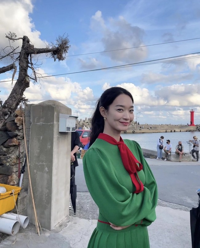 Hometown Cha Cha Cha menandai comeback Shin Min Ah yang sempat hiatus selama dua tahun. Kekasih Kim Woo Bin itu mencuri hati pemirsa sebagai Yoon Hye Jin, dokter gigi yang realistis. Foto: dok. Instagram illusomina