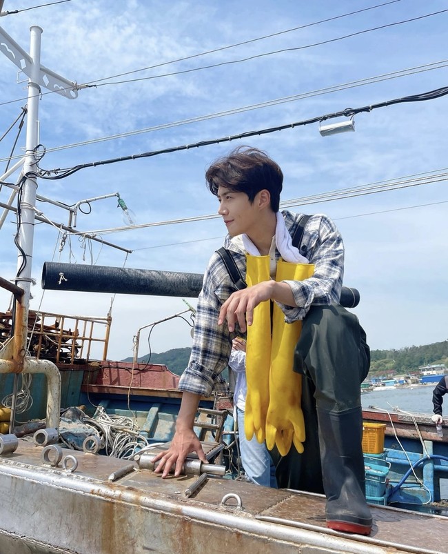 Drama Korea Hometown Cha Cha Cha telah menemani akhir pekan selama tiga minggu terakhir. Sejak penayangan episode awal, Kim Seon Ho kerap membagikan potretnya sebagai Hong Du Sik yang tampan dan serba bisa. Foto: dok. Instagram seonho__kim