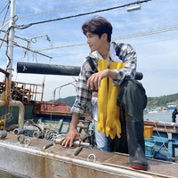 Drama Korea Hometown Cha Cha Cha telah menemani akhir pekan selama tiga minggu terakhir. Sejak penayangan episode awal, Kim Seon Ho kerap membagikan potretnya sebagai Hong Du Sik yang tampan dan serba bisa. Foto: dok. Instagram seonho__kim