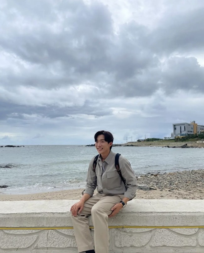 Drama Korea garapan tvN tak lengkap tanpa kehadiran second lead. Meskipun cintanya ditolak oleh Shin Min Ah, Lee Sang Yi tetap memiliki tempat di hati penonton. PD Ji dikenal ramah oleh warga Gongjin. Foto: dok. Instagram leesangyi_