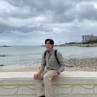 Drama Korea garapan tvN tak lengkap tanpa kehadiran second lead. Meskipun cintanya ditolak oleh Shin Min Ah, Lee Sang Yi tetap memiliki tempat di hati penonton. PD Ji dikenal ramah oleh warga Gongjin. Foto: dok. Instagram leesangyi_