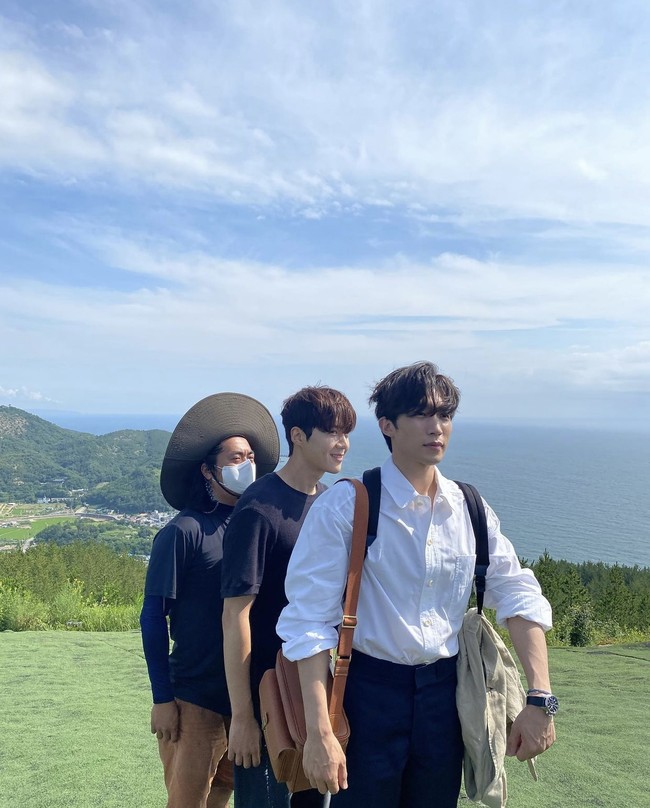 Potret yang dibagikan Kim Seon Ho menampilkan momen saat Lee Sang Yi baru tiba di Gongjin. Keduanya berbaur dengan cepat meskipun baru mengenal. Foto: dok. Instagram seonho__kim