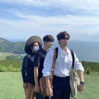 Potret yang dibagikan Kim Seon Ho menampilkan momen saat Lee Sang Yi baru tiba di Gongjin. Keduanya berbaur dengan cepat meskipun baru mengenal. Foto: dok. Instagram seonho__kim