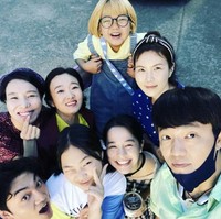 Drama Korea Hometown Cha Cha Cha tak lengkap tanpa kisah warga Gongjin yang mengharukan. Para pemain terlihat akrab saat berfoto di sela-sela syuting. Foto: dok. Instagram actress_minseo