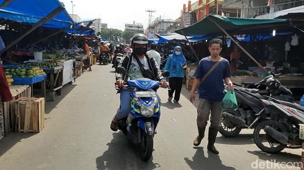 Pemerintah Kota (Pemko) Pekanbaru berencana menata pasar tradisional jadi 'Malioboro'. Salah satunya ialah pasar di Jalan Agus Salim yang tak tertata. (Raja Adil/detikcom)