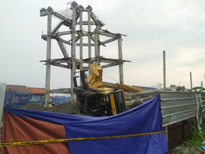 Penampakan Tower Air yang Dirobohkan Crane yang Timpa Rumah Warga di Depok Penampakan Tower Air yang Dirobohkan Crane yang Timpa Rumah Warga di Depok