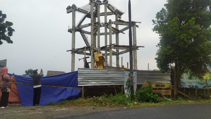 Penampakan Tower Air yang Dirobohkan Crane yang Timpa Rumah Warga di Depok