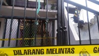Kondisi rumah saat ini hancur. Atap roboh dan saat ini dipasang garis polisi. (Foto: Kadek Melda/detikcom)
