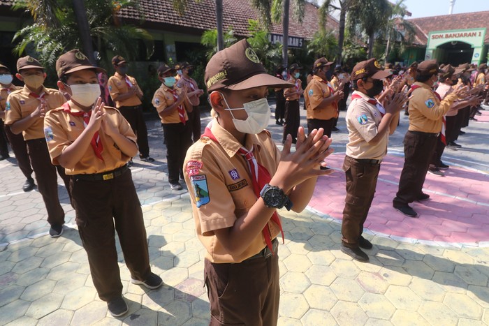 Sejumlah pelajar memperagakan cara mencuci tangan yang baik dan benar saat peringatan Hari Cuci Tangan Sedunia di SDN Banjaran 4, Kota Kediri, Jawa Timur, Jumat (15/10/2021). Kegiatan cuci tangan secara serentak sejumlah sekolah tersebut sebagai media edukasi kepada pelajar pentingnya mencuci tangan menggunakan sabun agar terhindar dari kuman dan virus berbahaya. ANTARA FOTO/Prasetia Fauzani/foc.