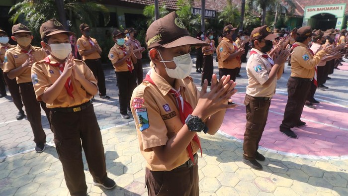 Sejumlah pelajar memperagakan cara mencuci tangan yang baik dan benar saat peringatan Hari Cuci Tangan Sedunia di SDN Banjaran 4, Kota Kediri, Jawa Timur, Jumat (15/10/2021). Kegiatan cuci tangan secara serentak sejumlah sekolah tersebut sebagai media edukasi kepada pelajar pentingnya mencuci tangan menggunakan sabun agar terhindar dari kuman dan virus berbahaya. ANTARA FOTO/Prasetia Fauzani/foc.