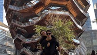 Potret bersama kekasihnya juga terlihat. Rachel dan Salim Nauderer berpose di Hudson Yards mengenakan pakaian senada berwarna hitam. (Rachel Vennya/instagram)
