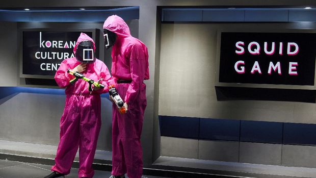 Para peserta permainan honeycomb toffee dari serial Netflix Korea 