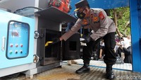 Brigjend Pol R Slamet Santoso memasukkan obat keras ilegal ke alat pemusnah di Mapolda DIY.