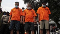 Para tersangka dihadirkan dalam pemusnahan barang bukti obat keras ilegal.