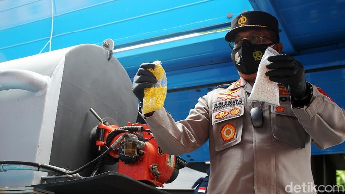 Polda DIY Musnahkan Barang Bukti Obat Keras Ilegal Wakapolda DIY Brigjend Pol R Slamet Santoso menunjukan obat keras ilegal saat pemusnahan barang bukti di Polda D. I. Yogyakarta, Jumat (15/10/2021). Pemusnahan barang bukti berupa obat keras ilegal tersebut hasil dari operasi penyergapan dua gudang produksi obat keras ilegal di Bantul, Yogyakarta.